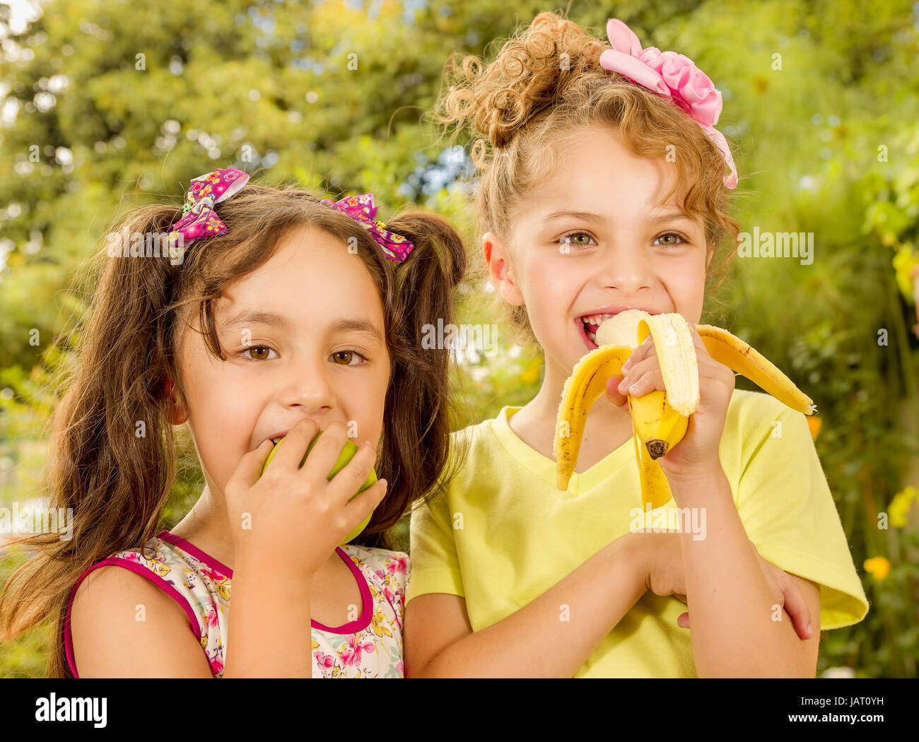 2 девочки которые едят. 2 девочки которые едят. Две женщины едят. Подруги на кухне. Девочка завтракает.