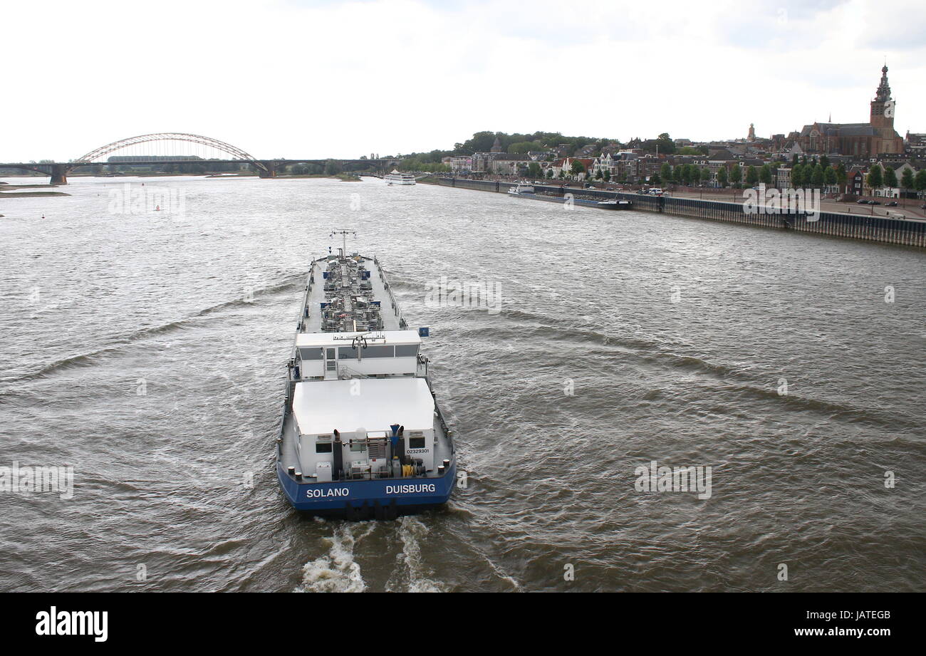 Views over Waal river with in background the Waalbrug arch bridge (1936), Nijmegen, Netherlands. Seen from Nijmegen railway bridge (Spoorbrug). Stock Photo