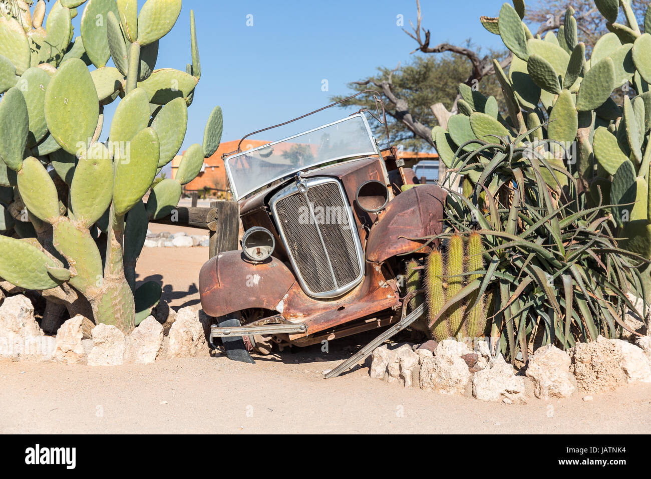 Car wreck in desert solitaire hi-res stock photography and images - Alamy