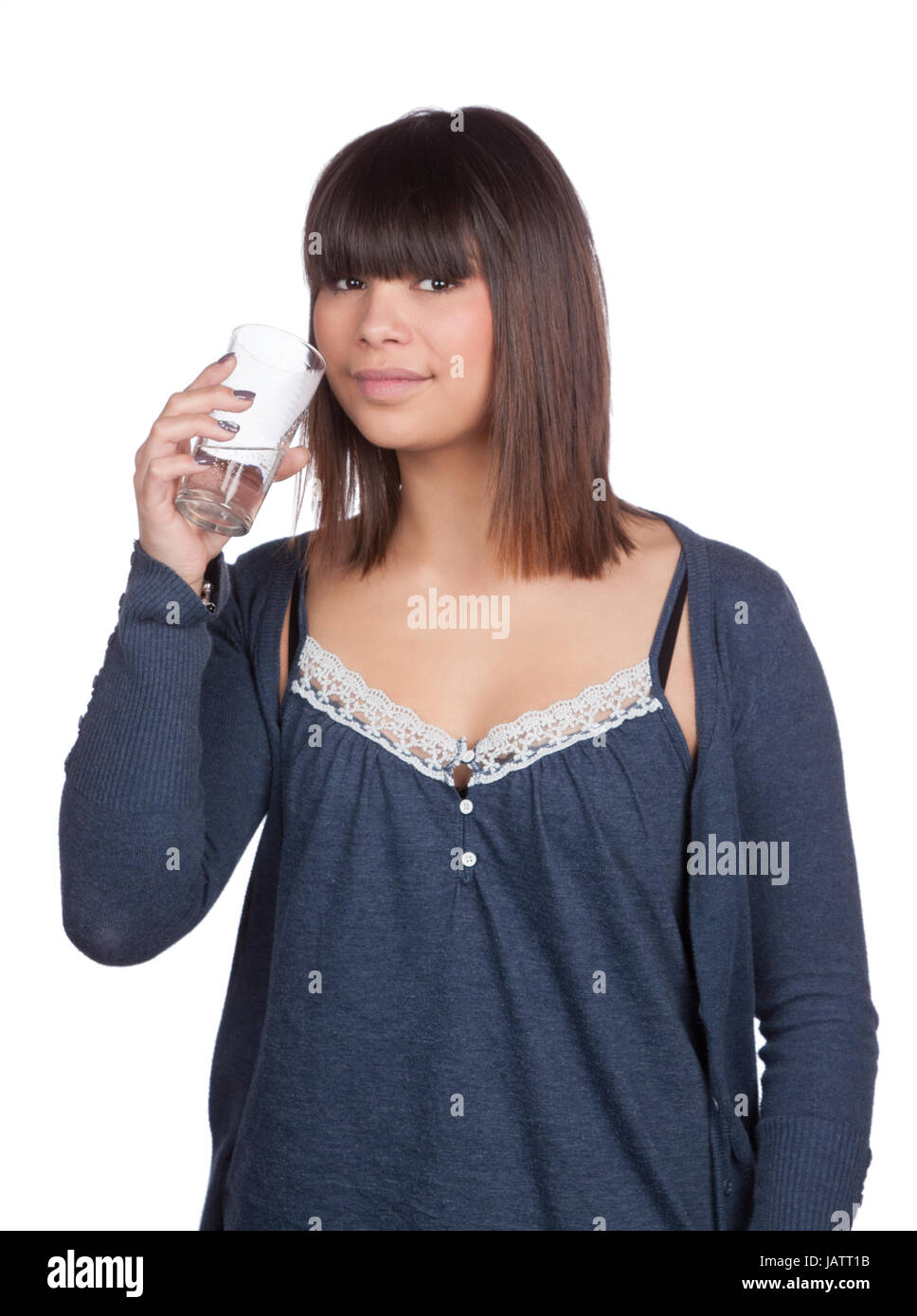 Freigestelltes Foto von einer jungen Frau, die ein Glas Wasser vor ihrem Mund hält Stock Photo