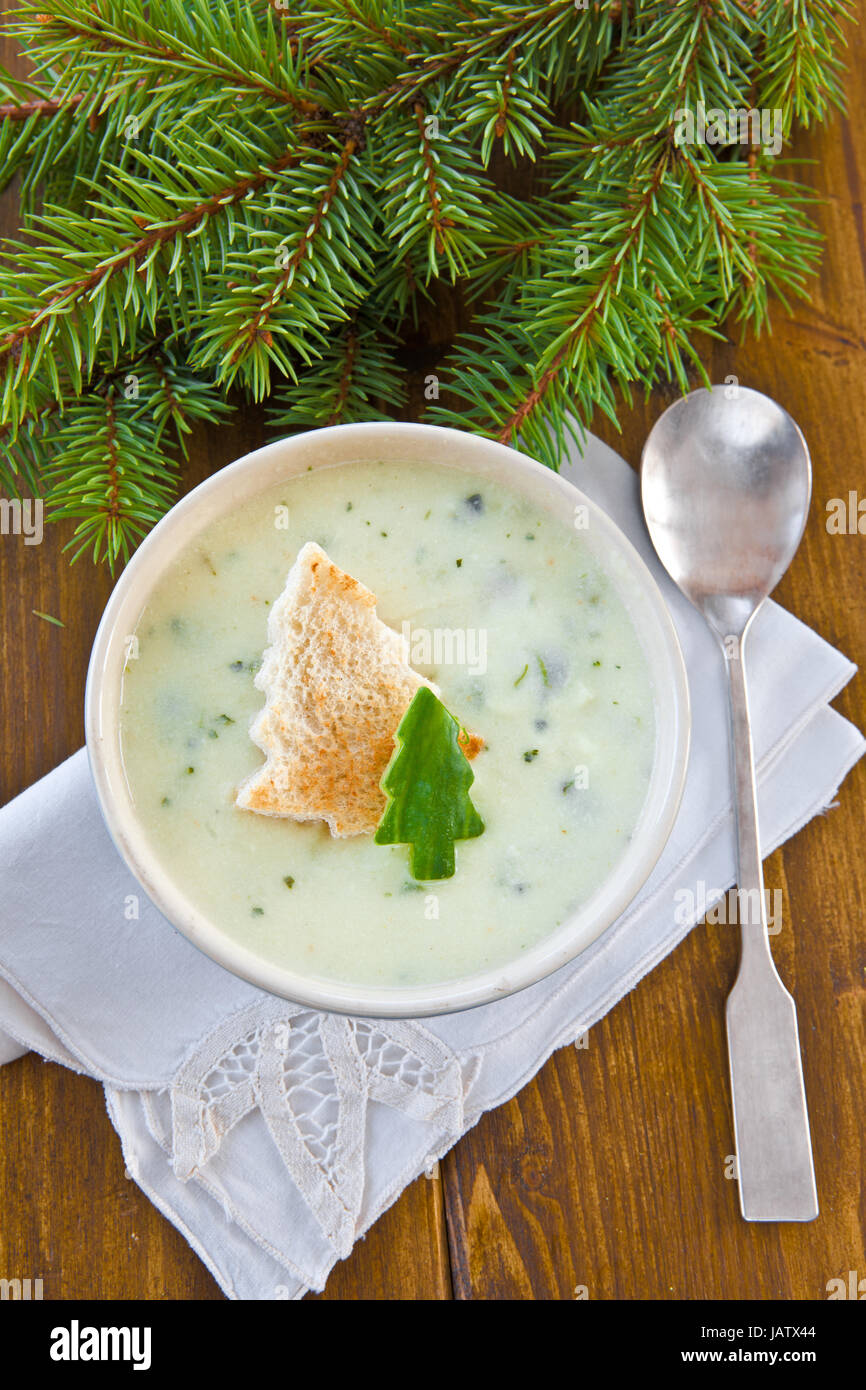 Cremige Gemuesesuppe mit Gurke und getoastetem Weissbrot Stock Photo ...