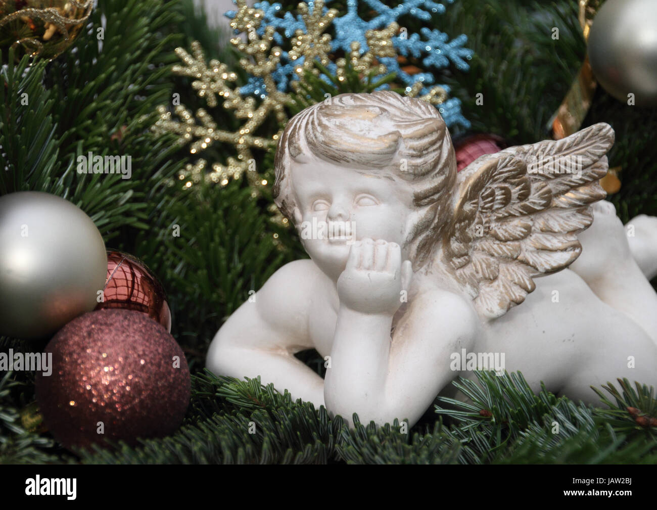Engel mit Weihnachtskugeln Stock Photo Alamy