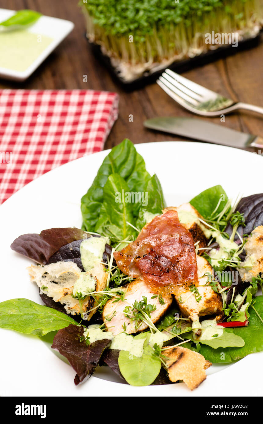 Caesar Salat mit Pute und Serranoschinken und Blattsalat, Brot und ...