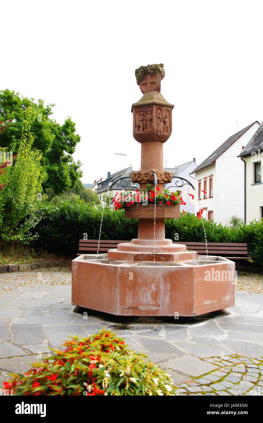 Platz mit Weinbrunnen in Zeltingen Rachtig an der Mosel Stock Photo