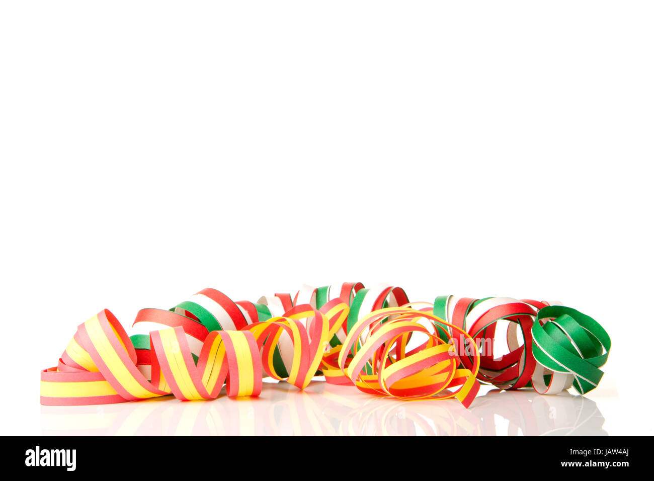 Luftschlangen als Partydekoration für Silvester und Feiern mit weißem Hintergrund Stock Photo
