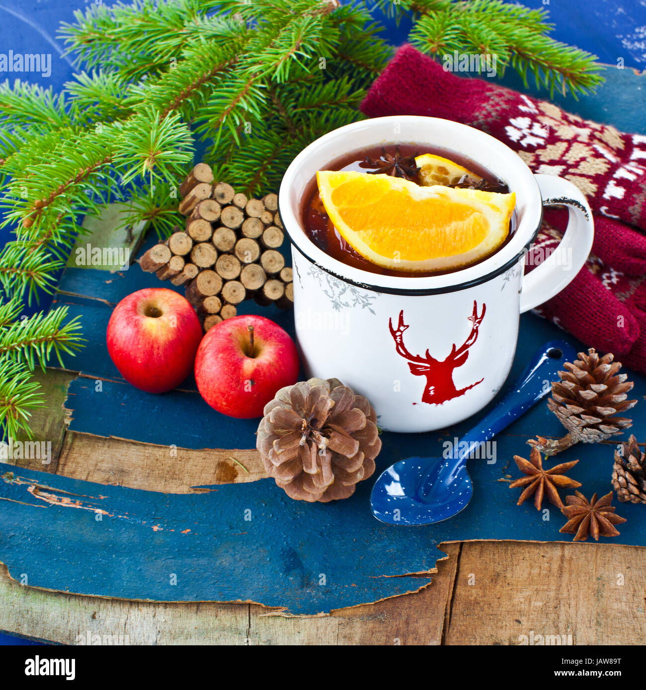 Heisser Punsch mit frischen Orangen im Winter Stock Photo