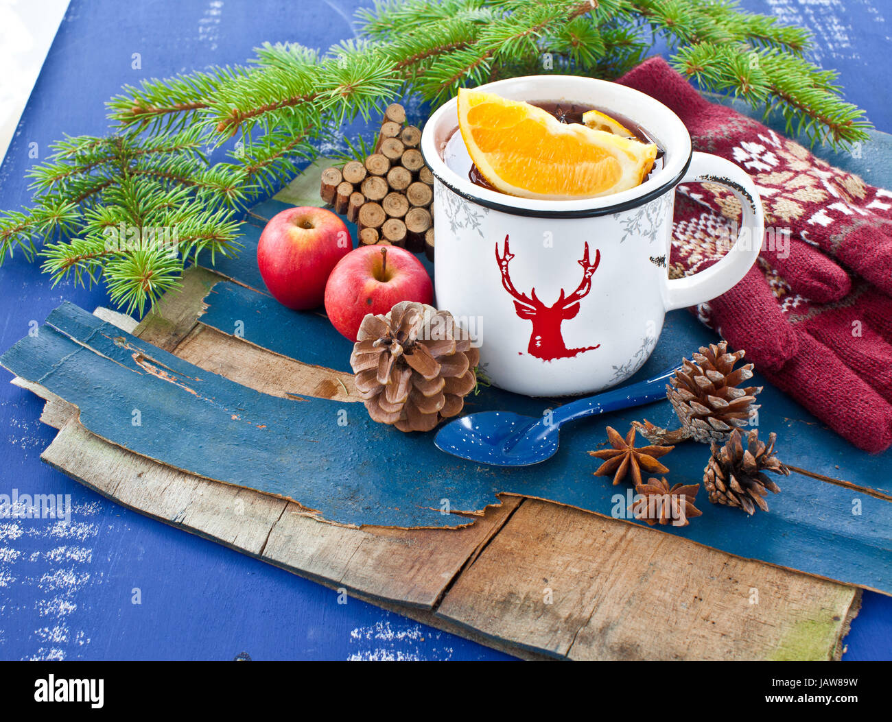 Heisser Punsch mit frischen Orangen im Winter Stock Photo