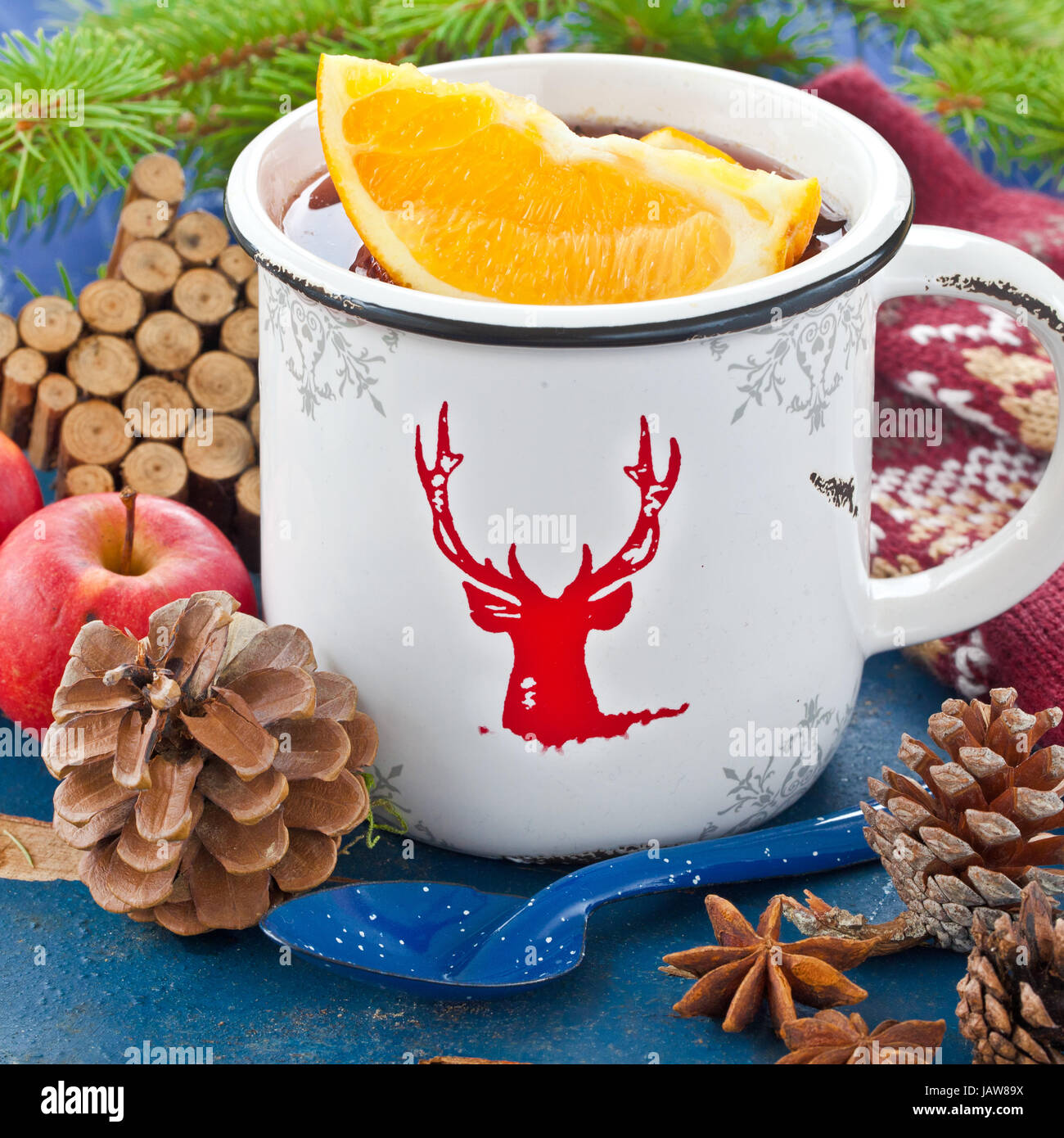 Heisser Punsch mit frischen Orangen im Winter Stock Photo