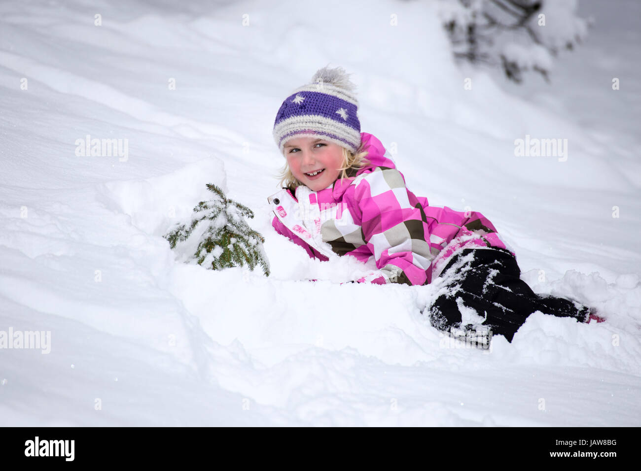 Mädchen spielt im Schnee Stock Photo