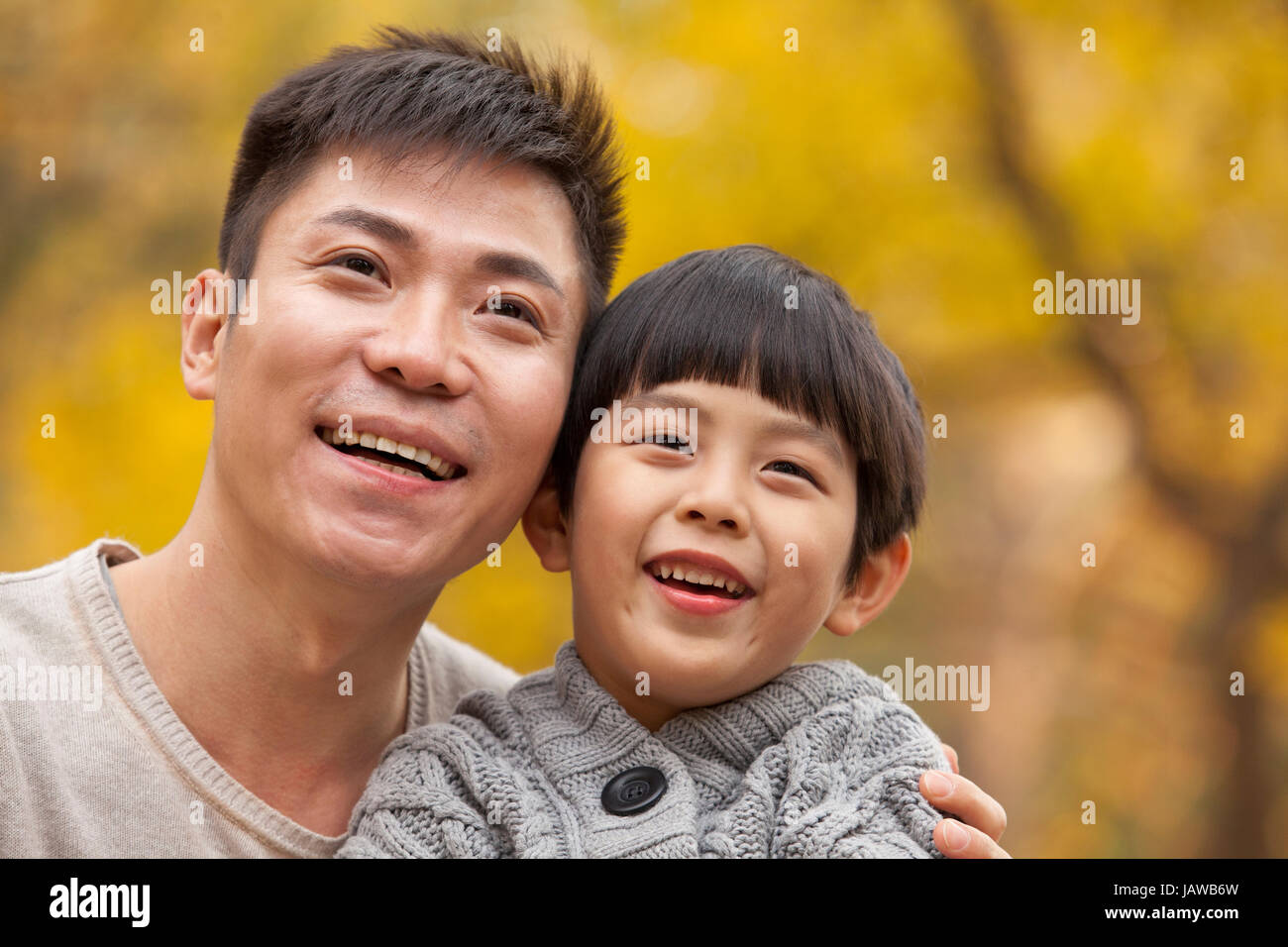 Японский папа и сын. Сын китаец. День отца в Китае. Китай отец и сын. Фото день отца в Китае картинки.