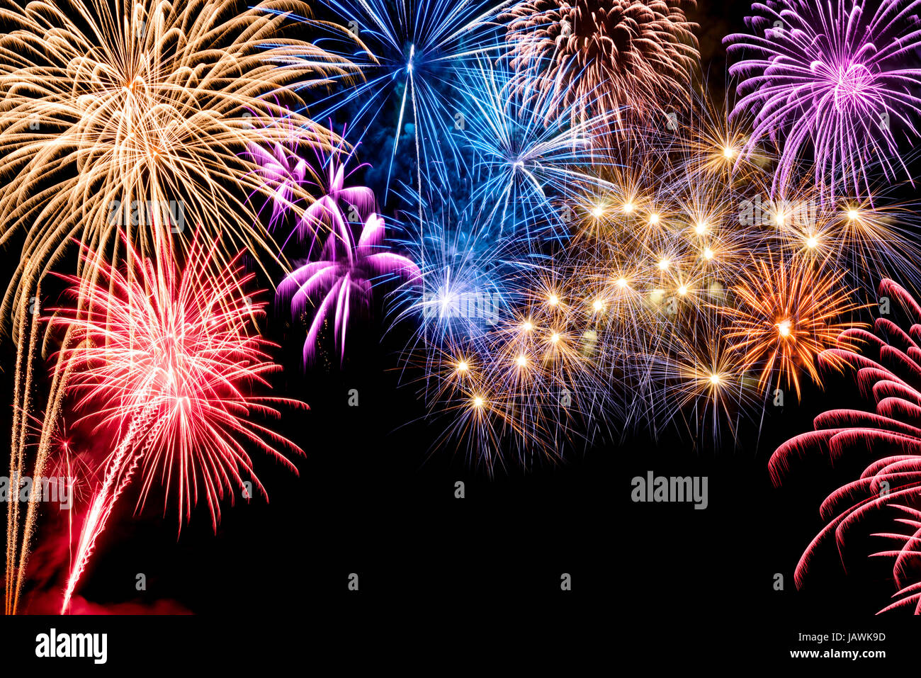 Stimmungsvolles buntes Feuerwerk auf Schwarz, mit Textfreiraum Stock Photo