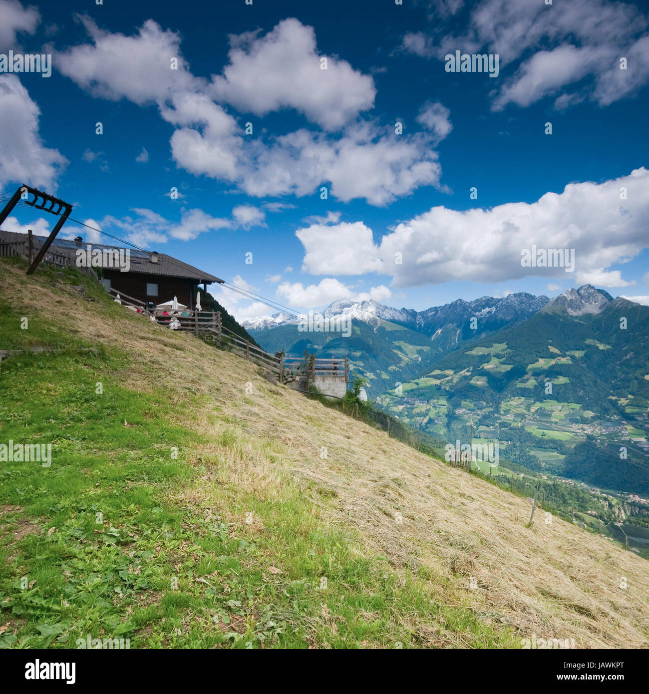 Blick auf das Meraner Tal vom Dorf Tirol im Sommer mit blauen Himmel und weißen Wolken Stock Photo