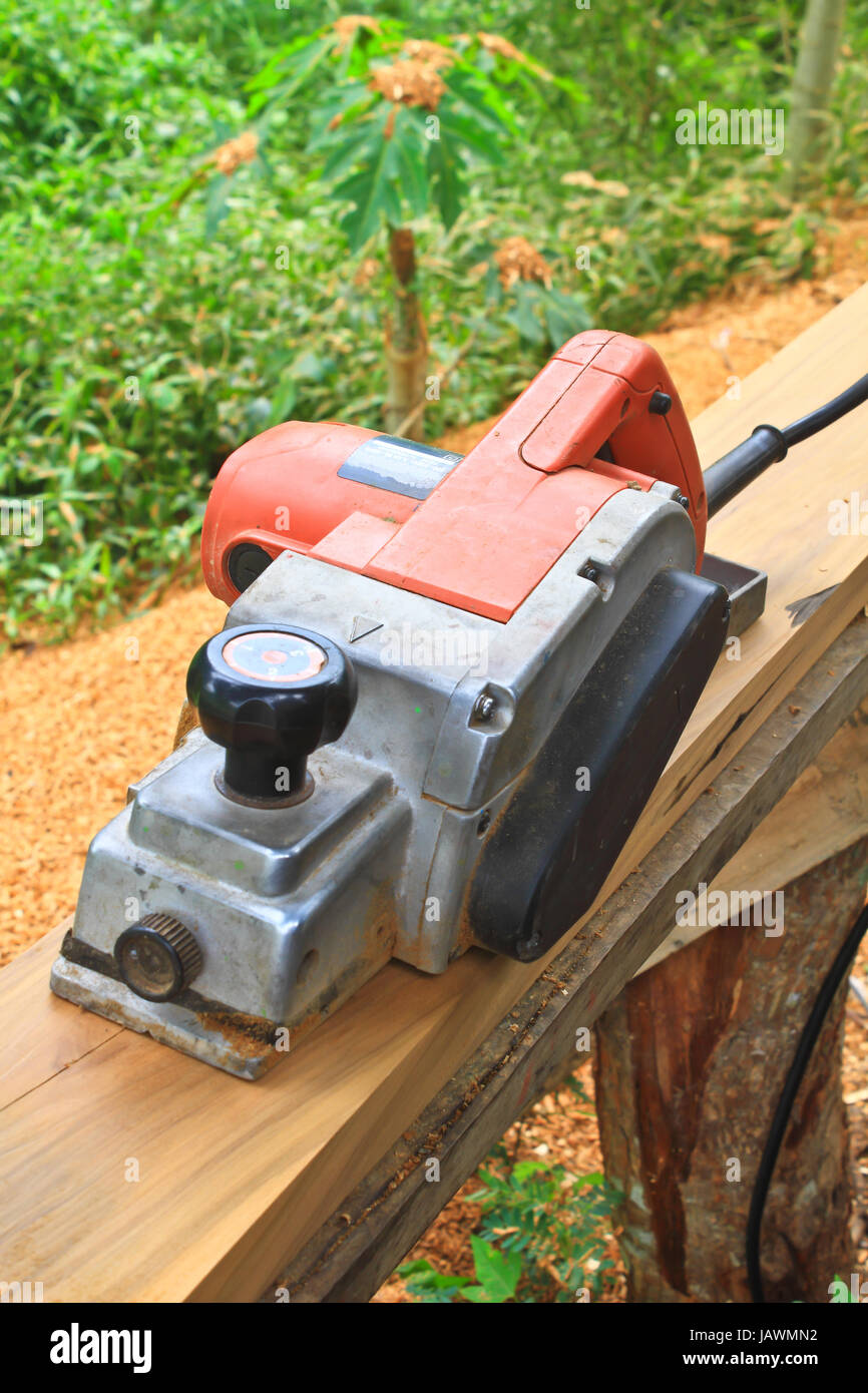 Use electric hand planer on table top outlet