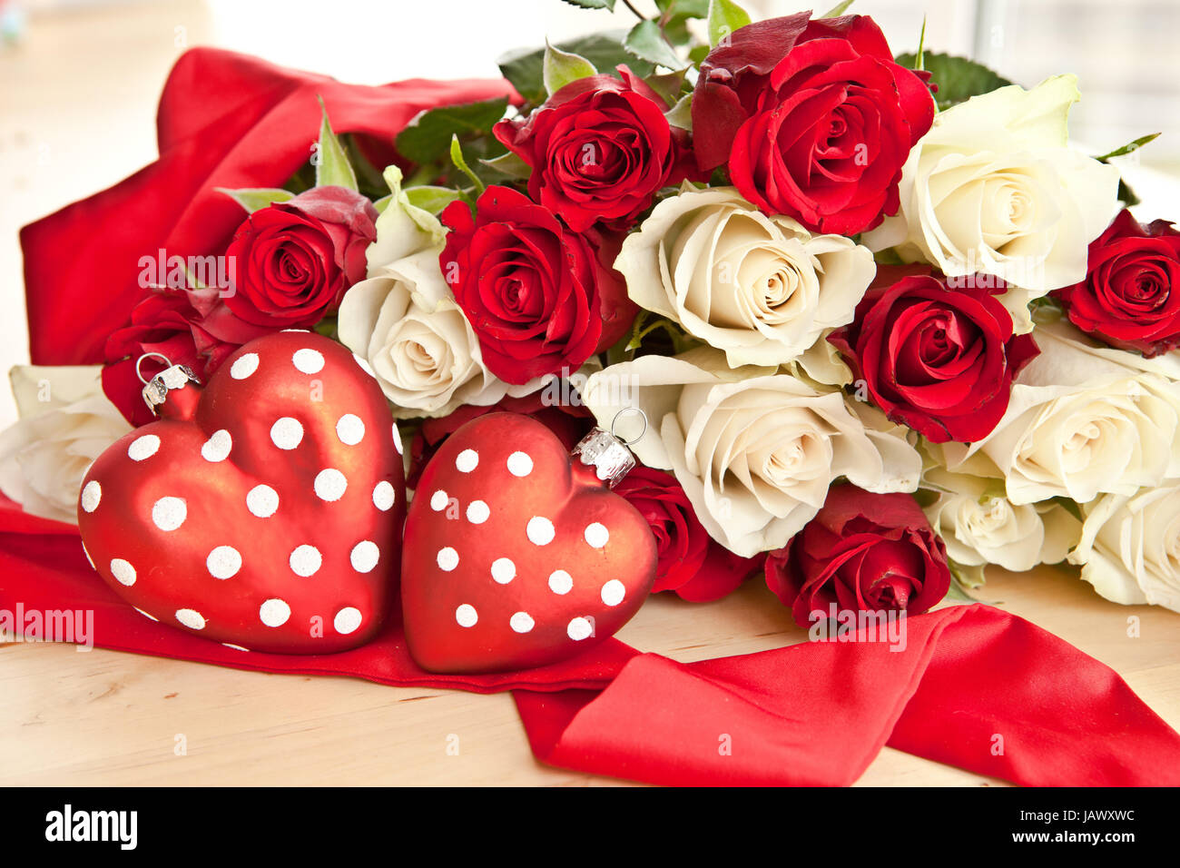 Weisse und rote Rosen mit zwei roten Herzen Stock Photo - Alamy