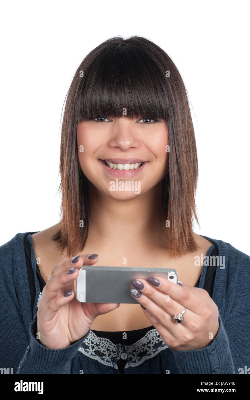 Freigestelltes Foto einer jungen Frau, die ein Smartphone waagerecht hält Stock Photo