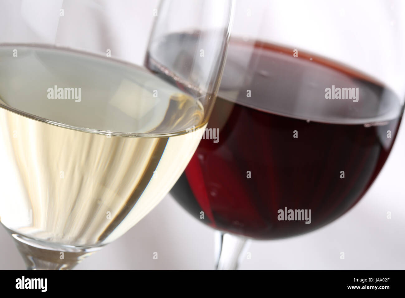 Rotwein und Weißwein in Weingläsern Stock Photo