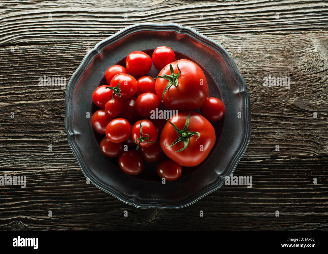 Fresh ripe tomatoes on wooden background close up Stock Photo - Alamy