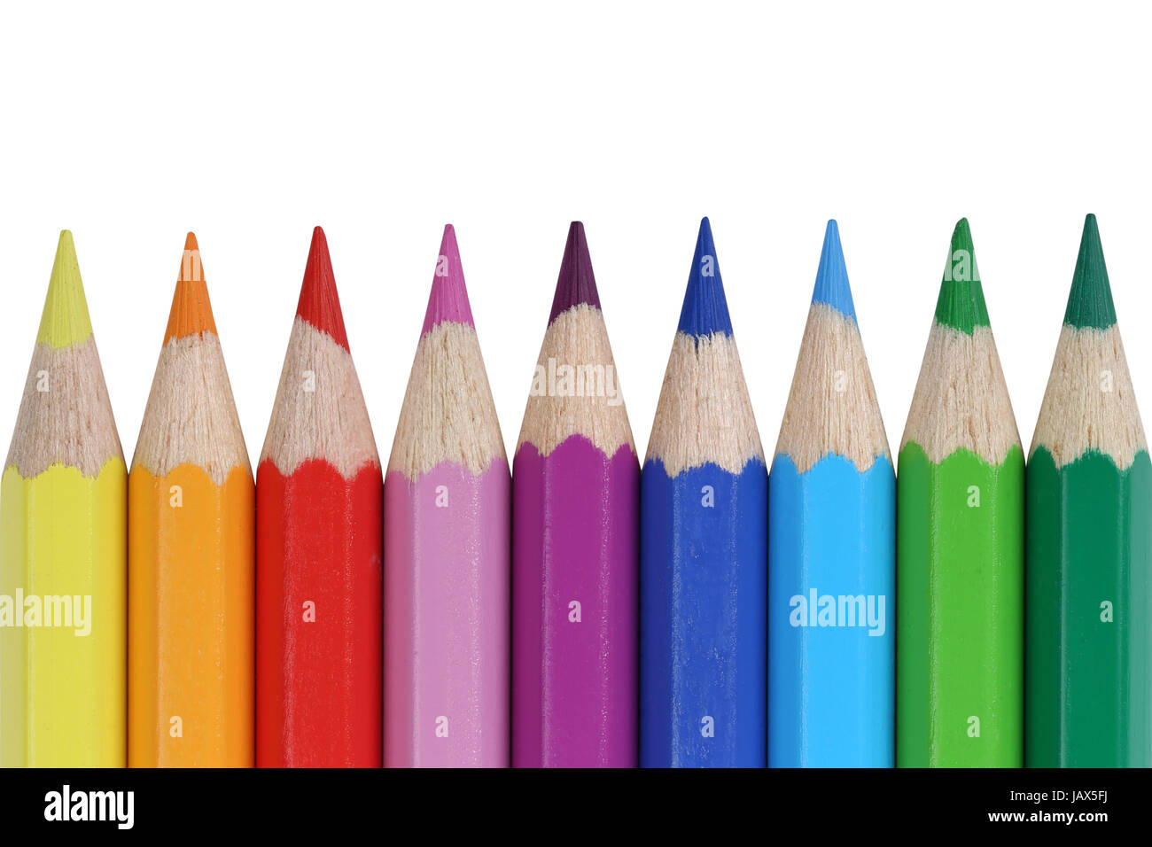 Buntstifte für die Schule in einer Reihe, isoliert vor einem weissen Hintergrund Stock Photo