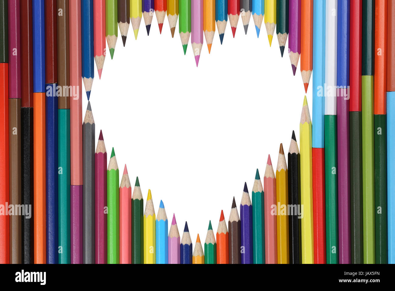 Buntstifte bilden ein Herz Thema Liebe, isoliert vor einem weissen Hintergrund Stock Photo