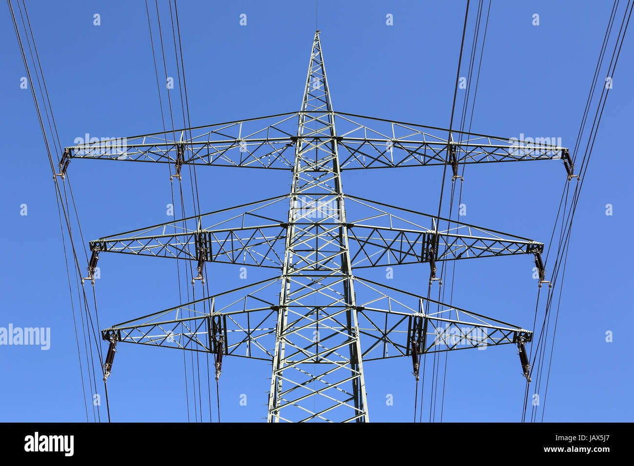 Ein Strommast vor einem blauen Himmel Thema Energie Stock Photo