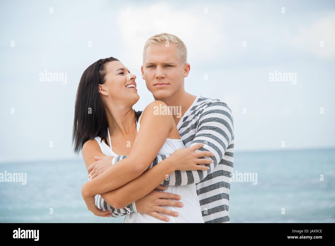 junges glückliches verliebtes paar hat spaß im sommer am strand Stock Photo