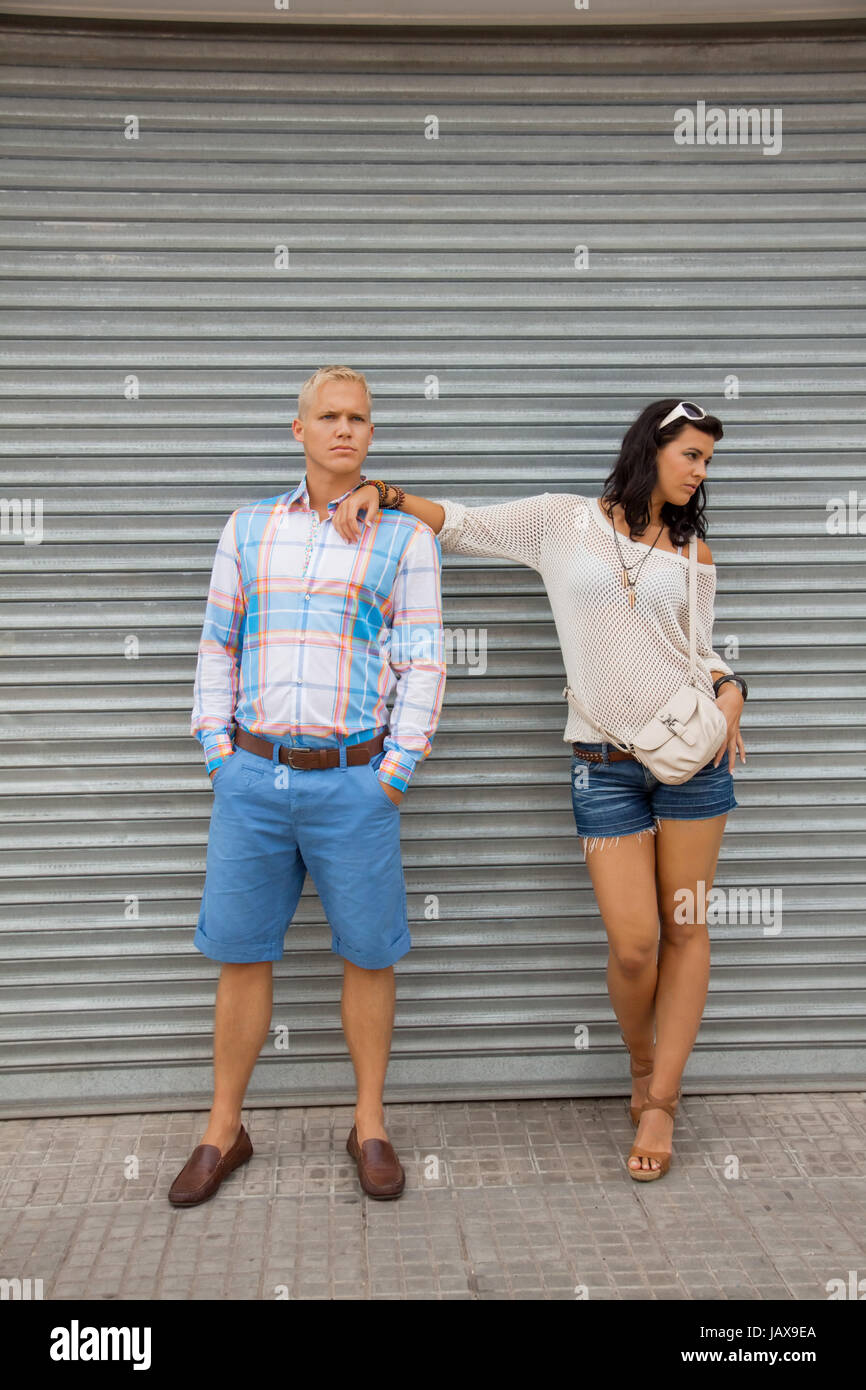 junges attraktives modisches paar im sommer im freien auf der strasse stehend Stock Photo