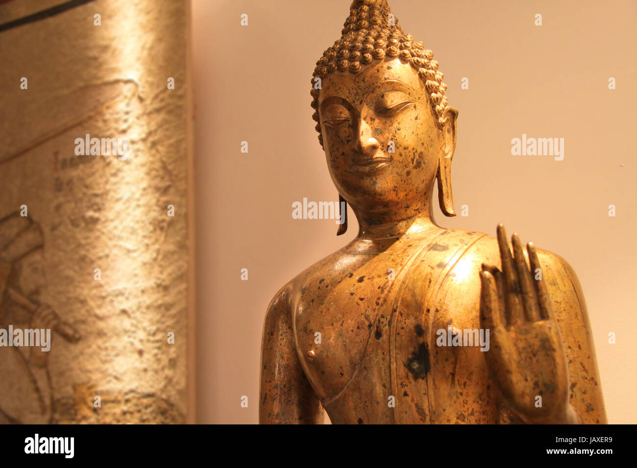 Goldene Buddha Statue stimmungsvoll beleuchtet mit historischem Gemälde Stock Photo