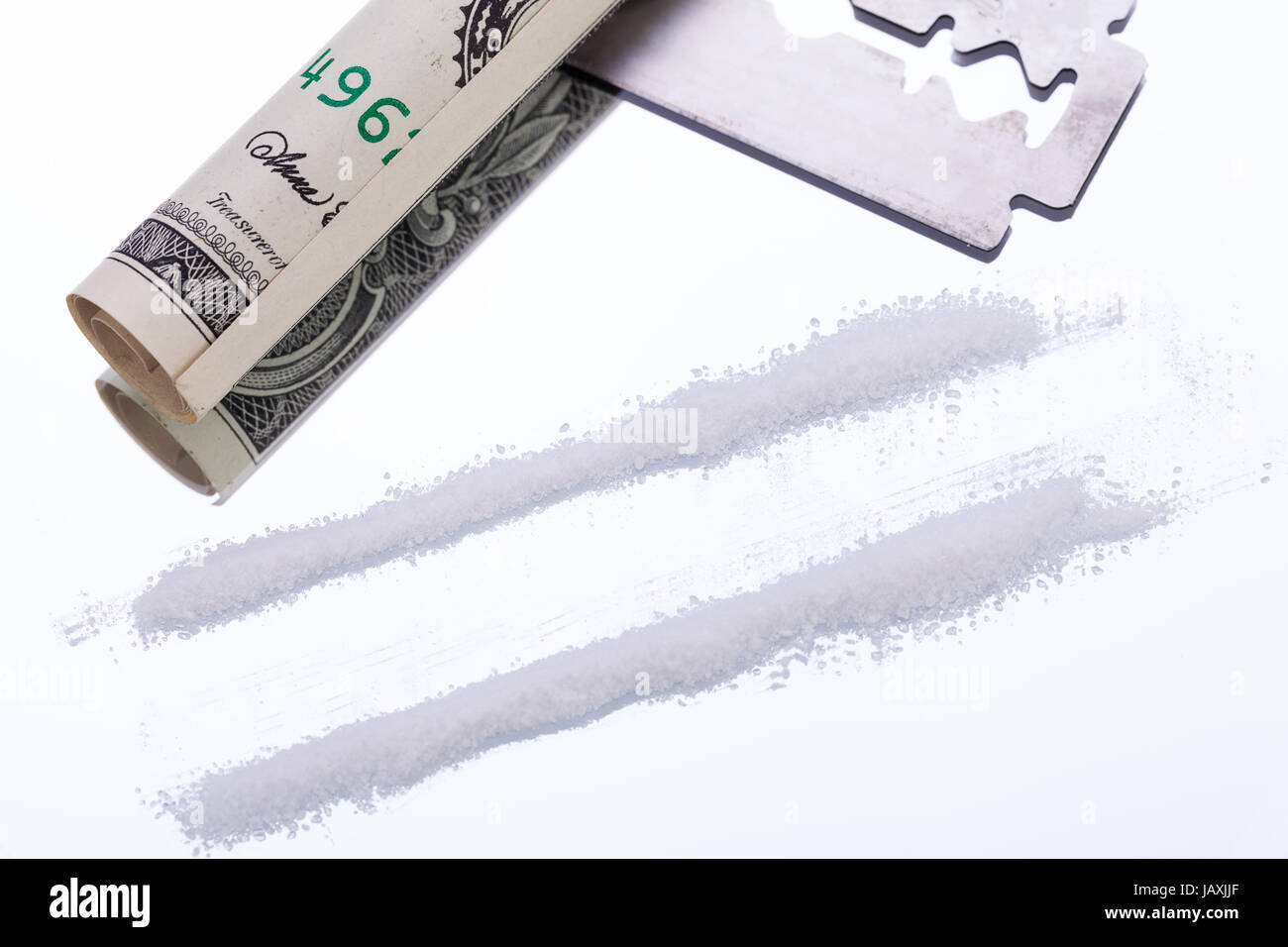 drogen mit geldschein und rasierklinge auf spiegel kokain illegal sucht  abhängig Stock Photo - Alamy