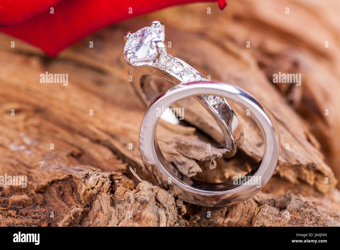 schöne rote rose und diamant ring schmuck auf treibholz hintergrund makro  nahaufnahme detail Stock Photo - Alamy