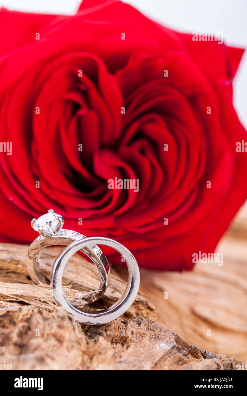 schöne rote rose und diamant ring schmuck auf treibholz hintergrund makro nahaufnahme detail Stock Photo