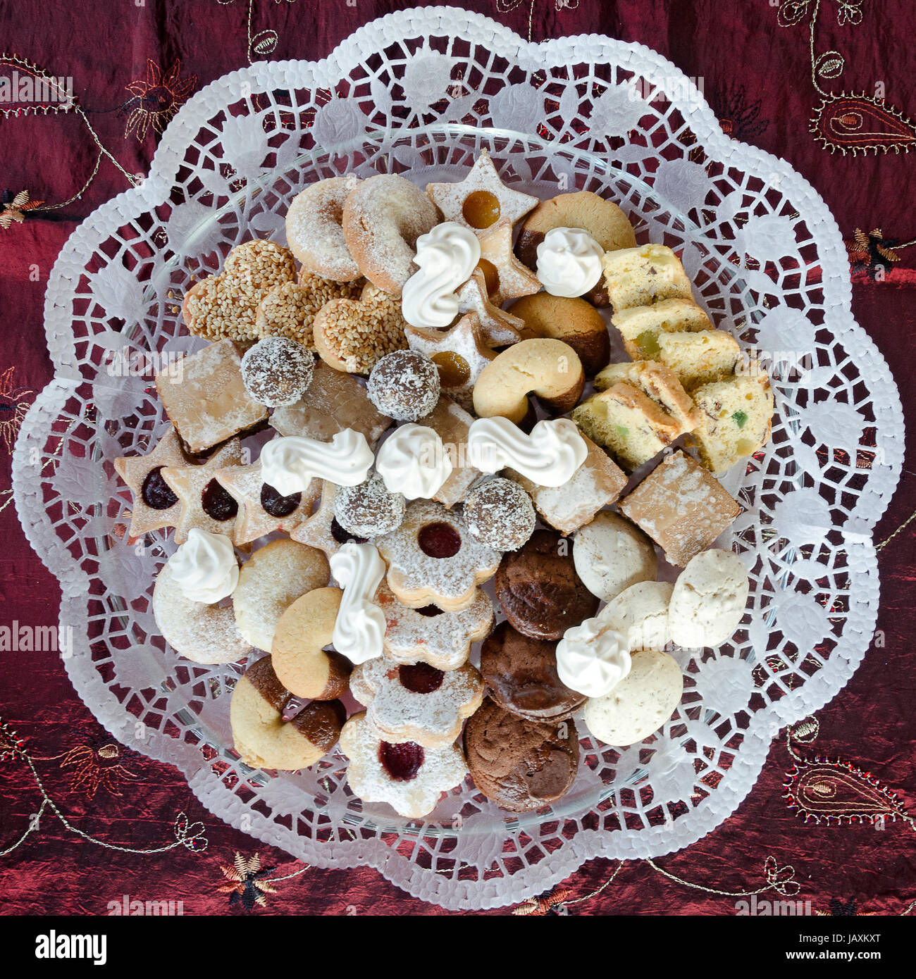Eine mit Tortenpapier ausgelegte Schale mit hausgemachten Keksen; a platter with doily covered by homemade biscuits Stock Photo