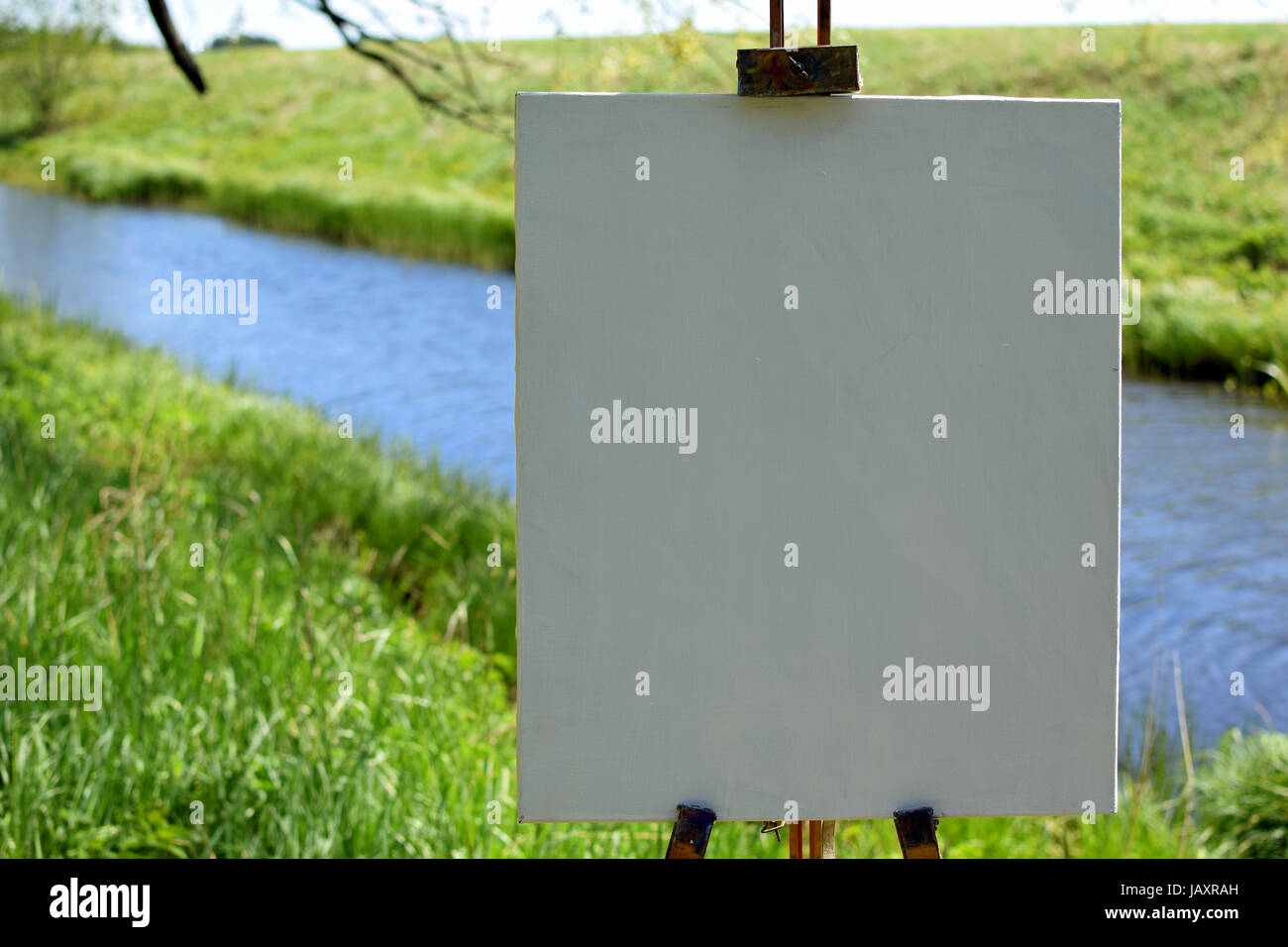 Painting on easel outside hi-res stock photography and images - Alamy
