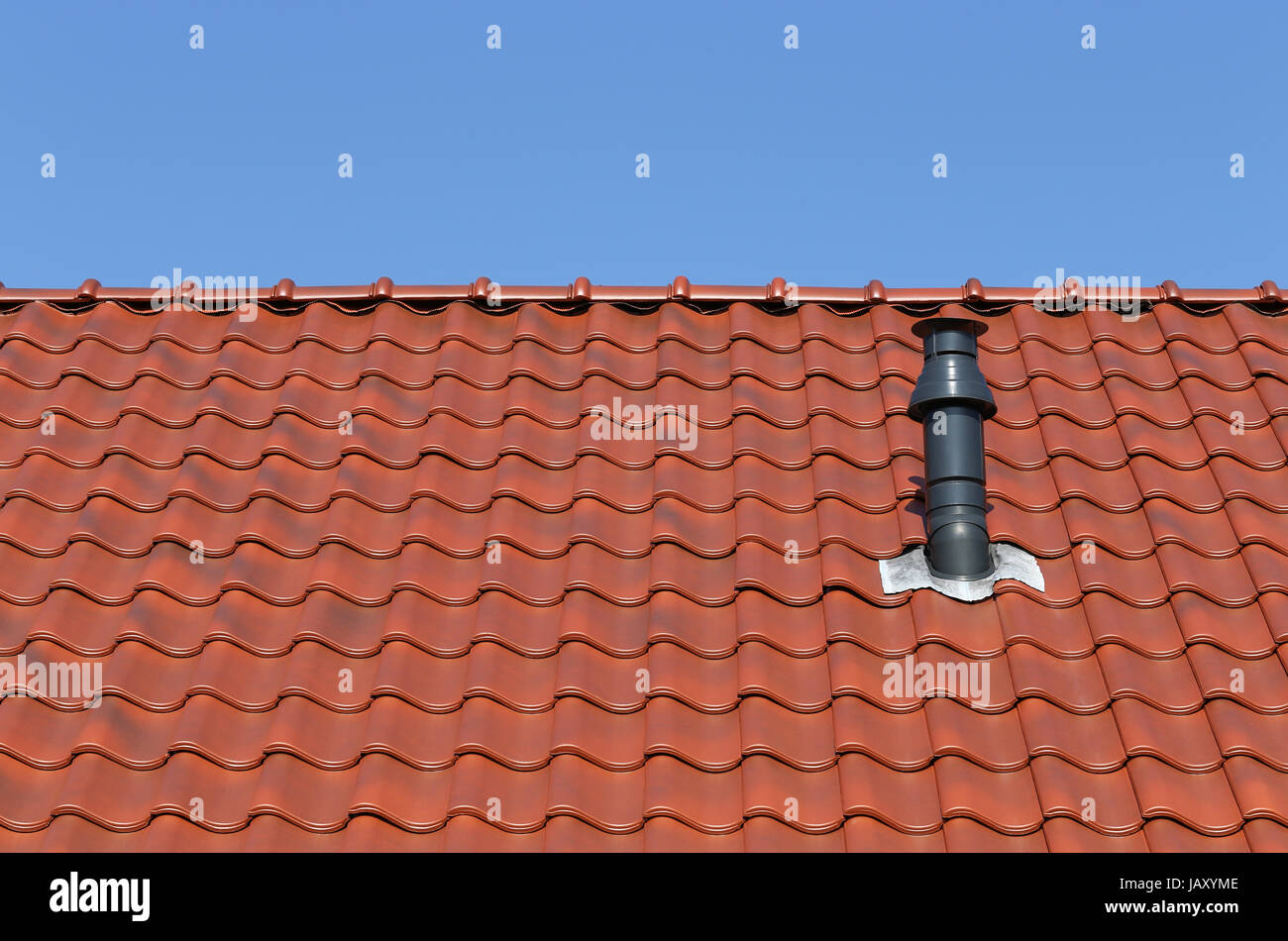 Dach decken - Dach mit rotem Sicherheitsnetz - ein lizenzfreies Stock Foto  von Photocase