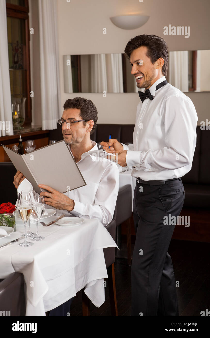 lachendes paar beim abendessen im restaurant am tisch dinner bestellung Stock Photo