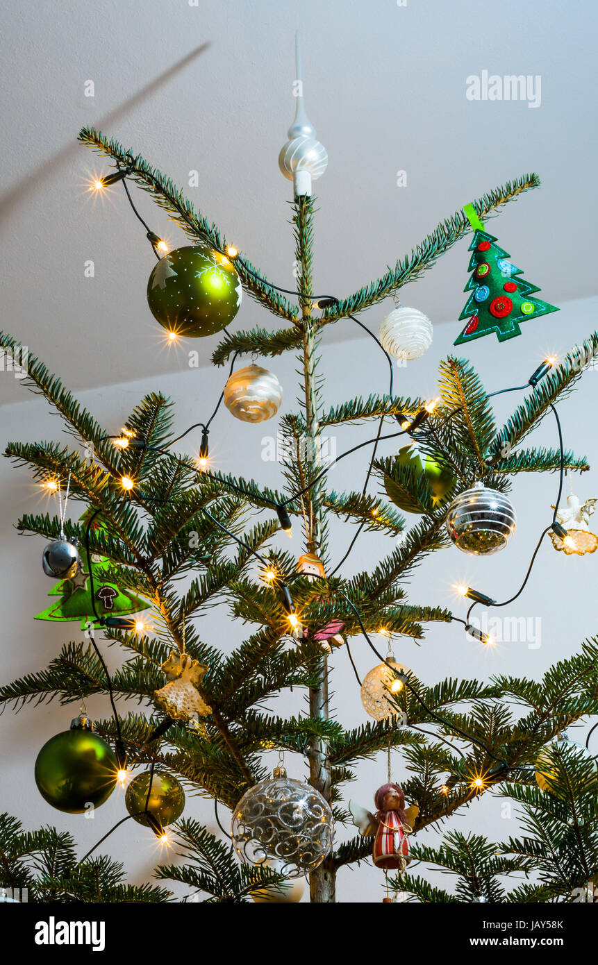 Christbaum mit Lichterkette Stock Photo Alamy