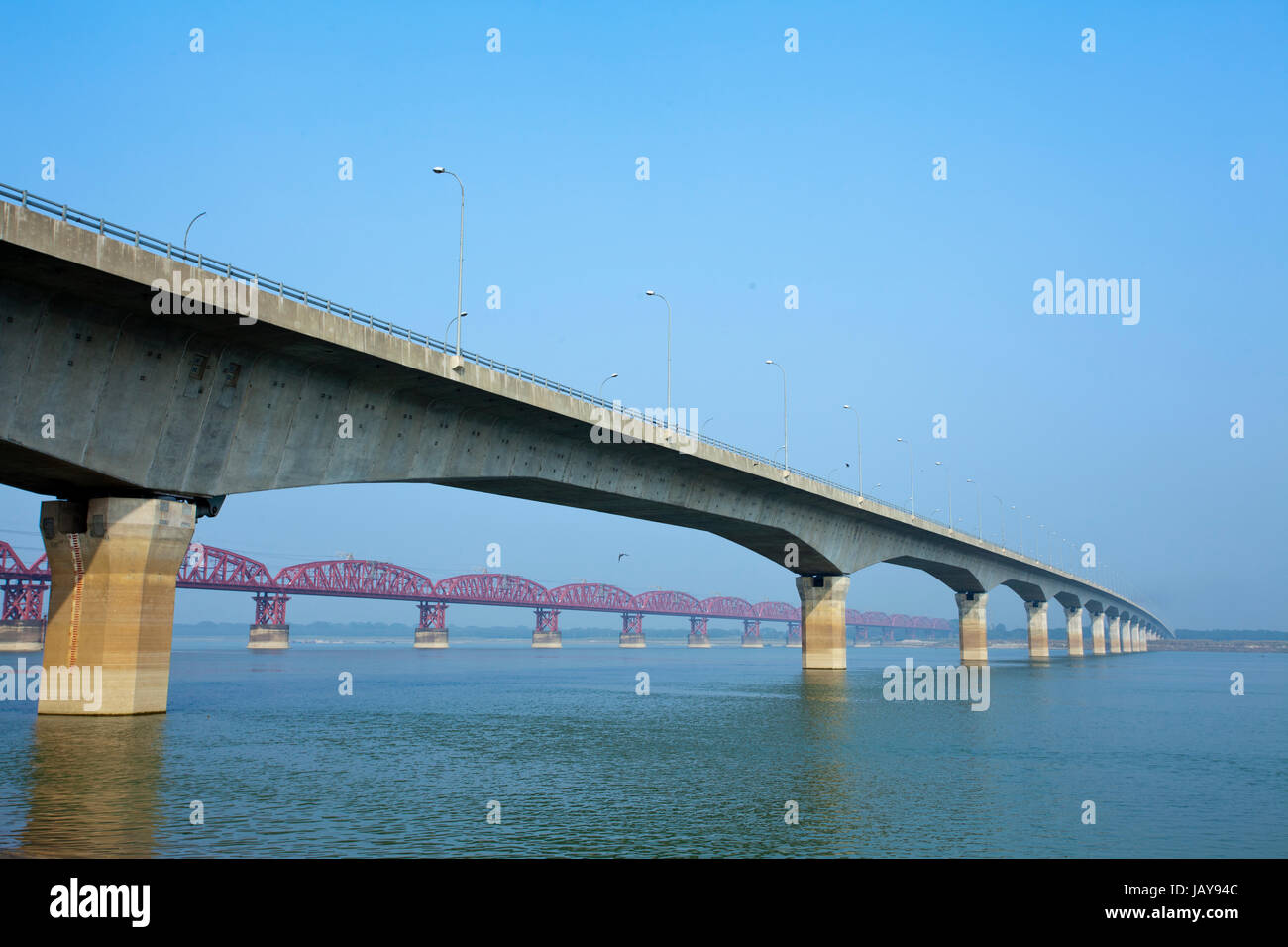 Qiz erkakning eshagini tili bilan yalab, silaydi