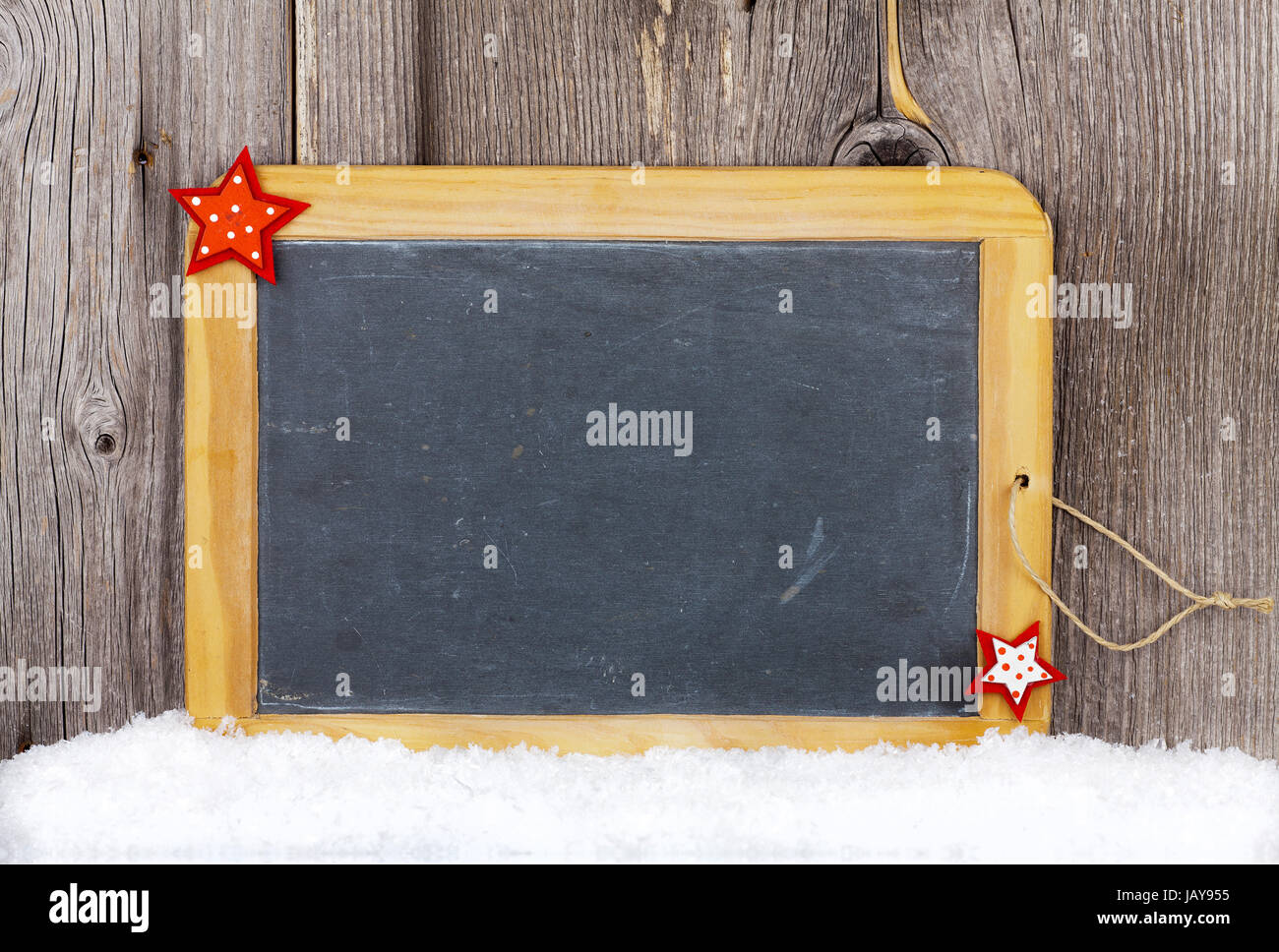Dekorativer Weihnachtshintergrund mit Schiefertafel und Textfreiraum auf einem rustikalem Holzhintergrund Stock Photo