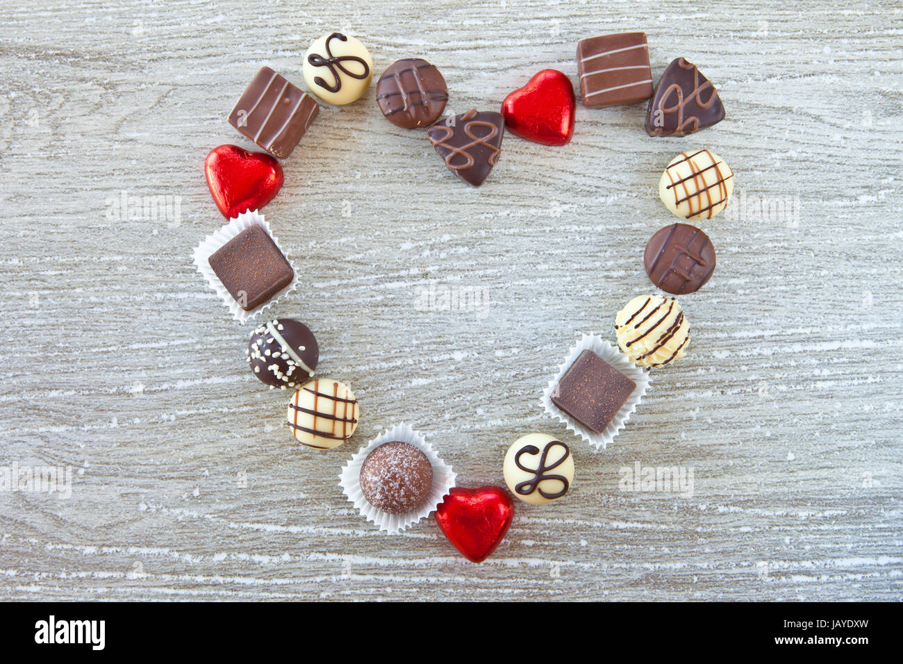 Herzform aus verschieden Pralinen und Schokoladen Stock Photo