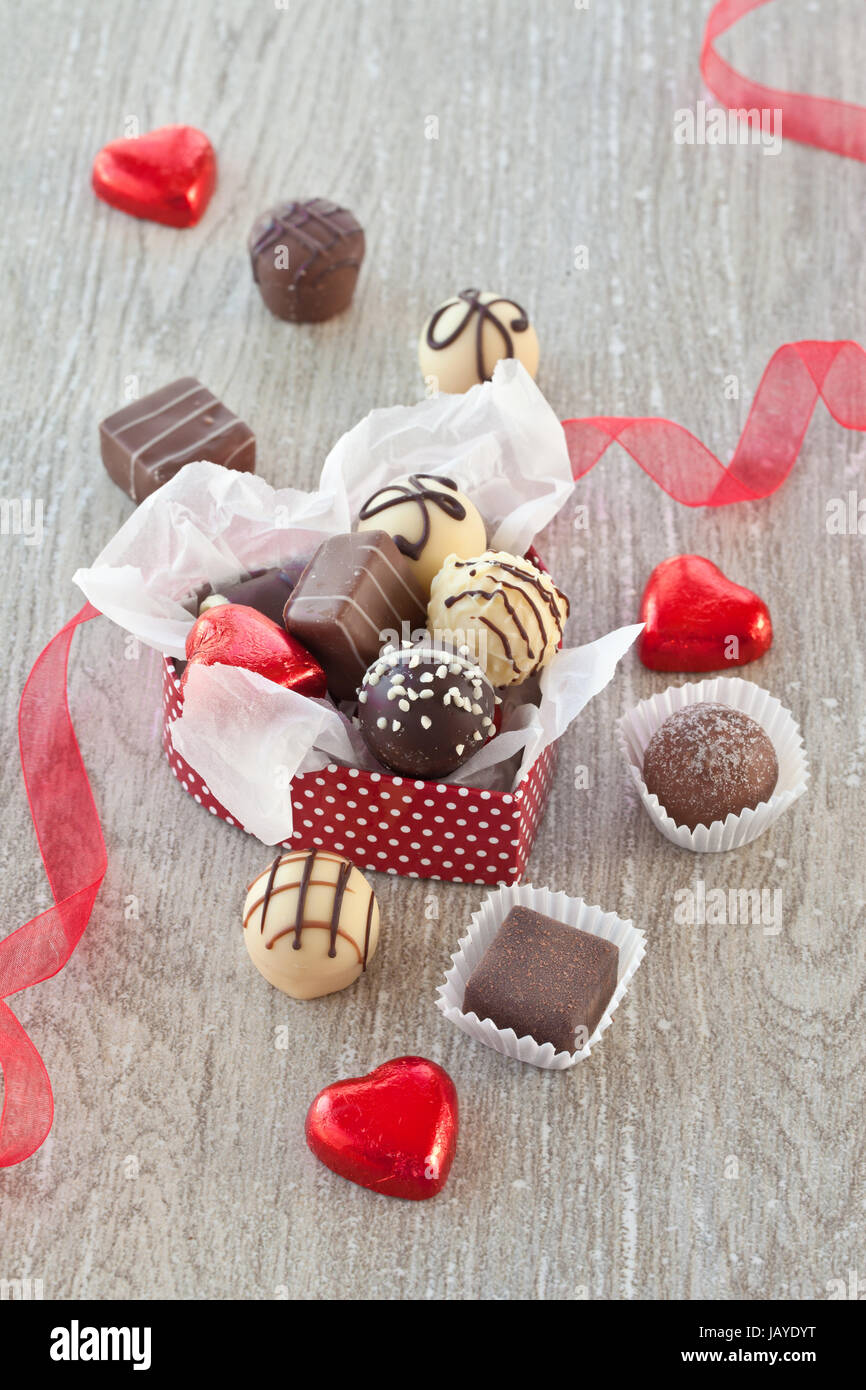 Verschiedene Pralinen und Schokolade auf grauem Hintergrund Stock Photo