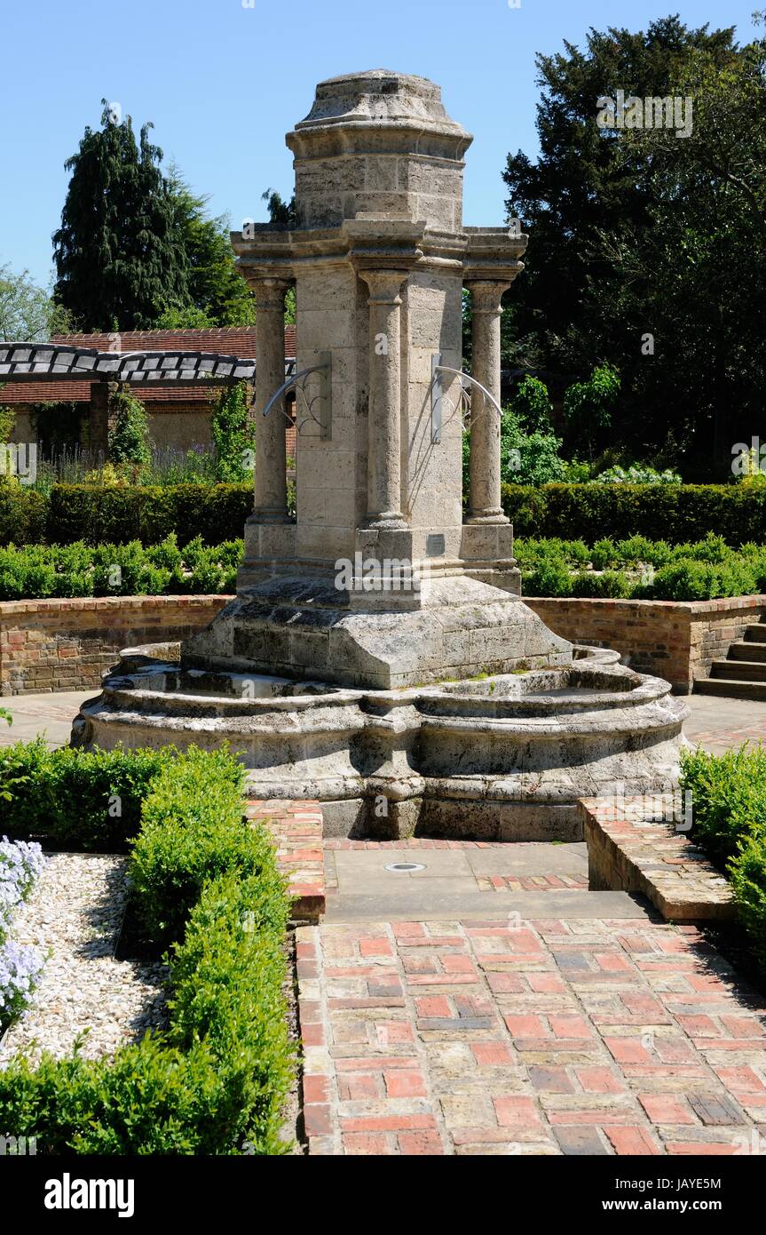 Bushey Rose Garden, Bushey, Hertfordshire. Features of the gardens