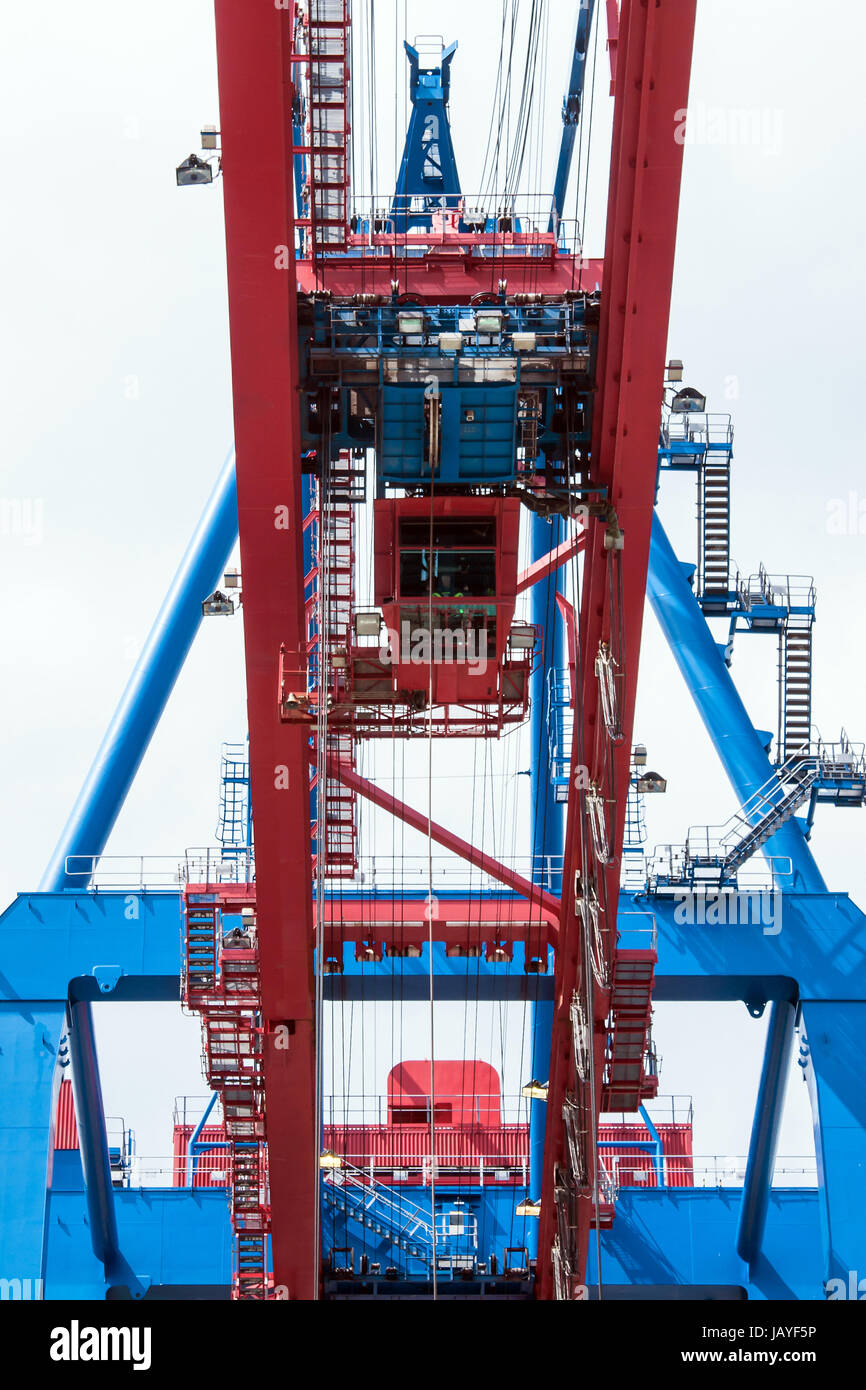 Blick von unten auf die Führerkabine einer Containerbrücke Stock Photo