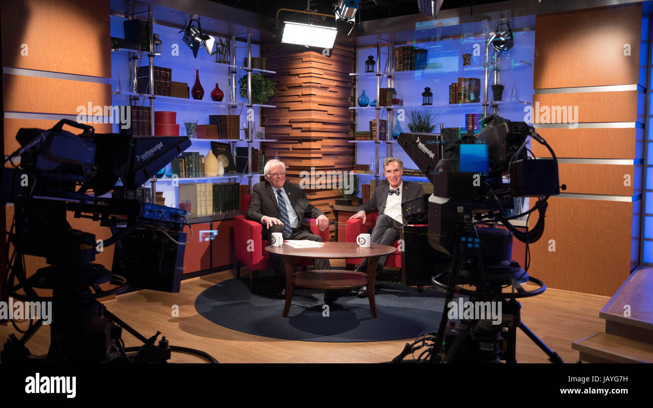 U S Senator Bernie Sanders Of Vermont Left With Bill Nye The Stock Photo Alamy