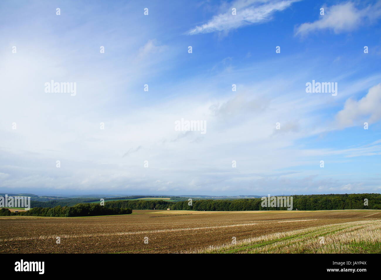 Himmel über abgeernteten Feldern Stock Photo