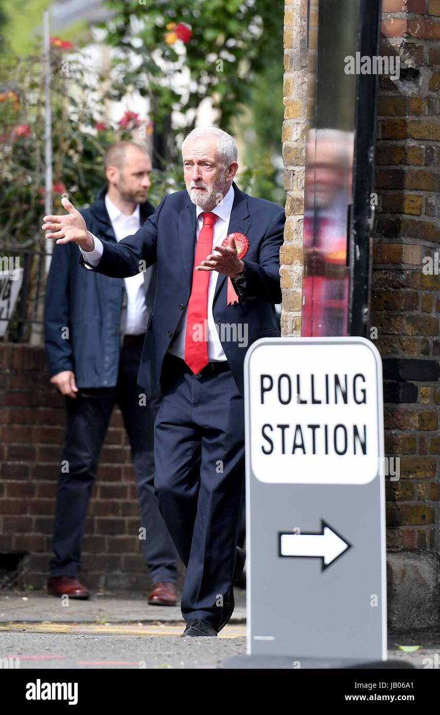 Islington, London, UK. 8th June, 2017. Jeremy Corbyn arrives to cast his vote at the Pakeman Primary School polling station in Islington Credit: Finnbarr Webster/Alamy Live News Stock Photo