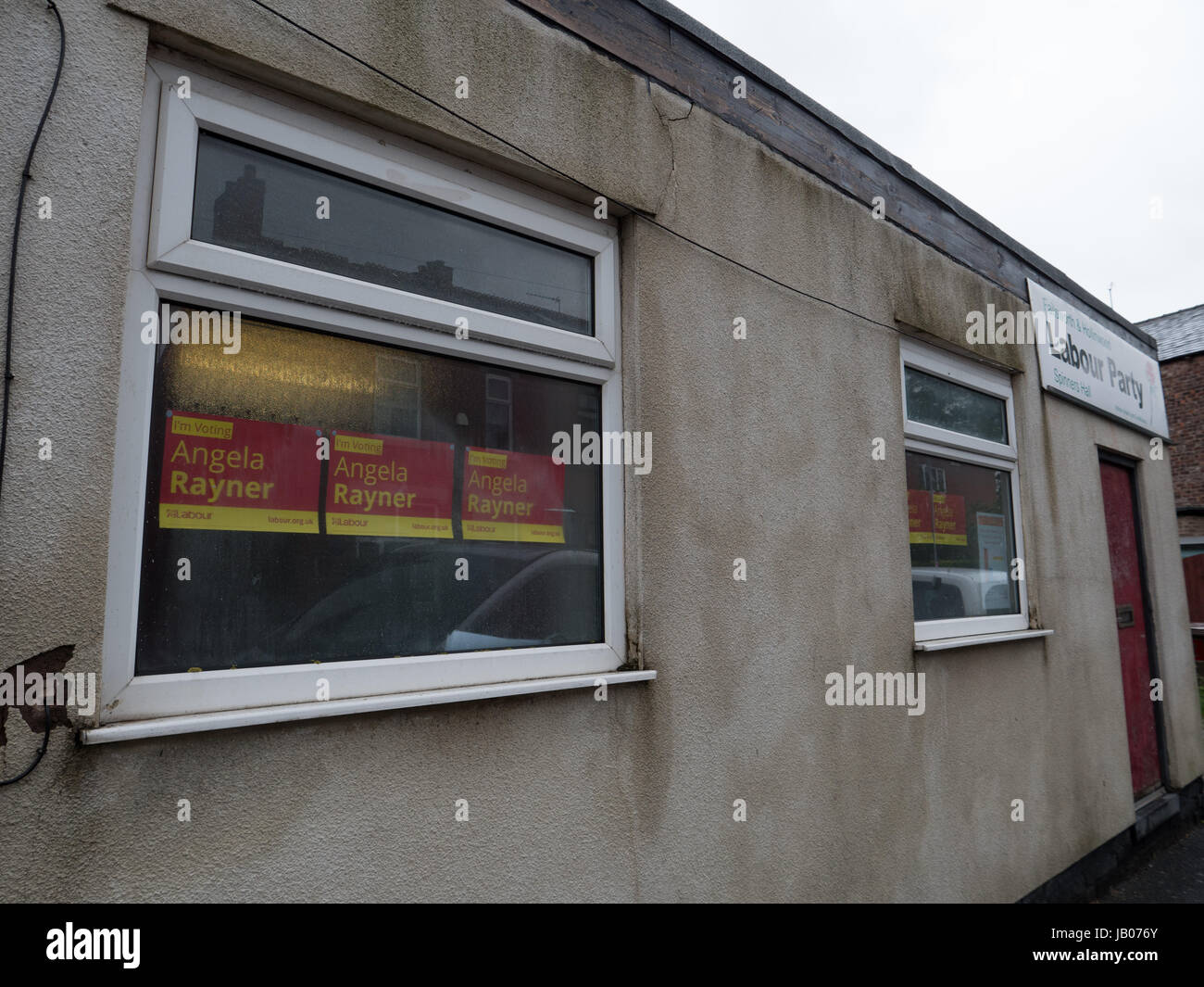 Manchester, UK. 8th June, 2017. The Labour Party office in Failsworth, Oldham for the Ashton Under Lyne seat help by Labour MP Angela Rayner on Thursday 8th June 2017 for the snap general election accounced by Theresa May Credit: Chris Rogers/Alamy Live News Stock Photo