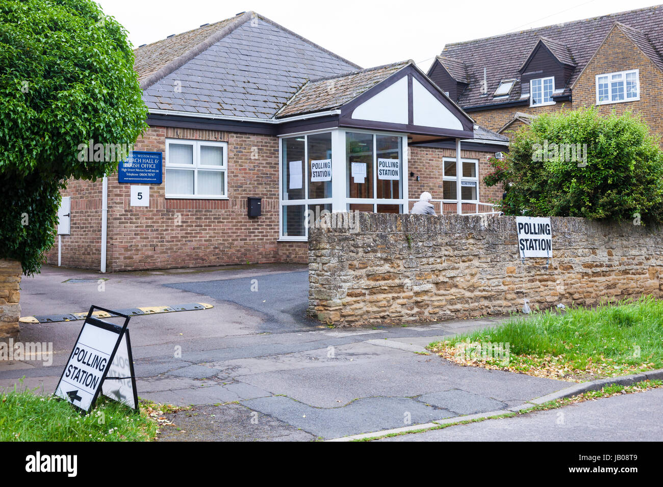 Northampton U.K.8th June 2017. A steady stream of voters this morning at the Western Favell  Church Hall and Parish Office polling station for the General  Elections.  Credit: Keith J Smith./Alamy Live News Stock Photo