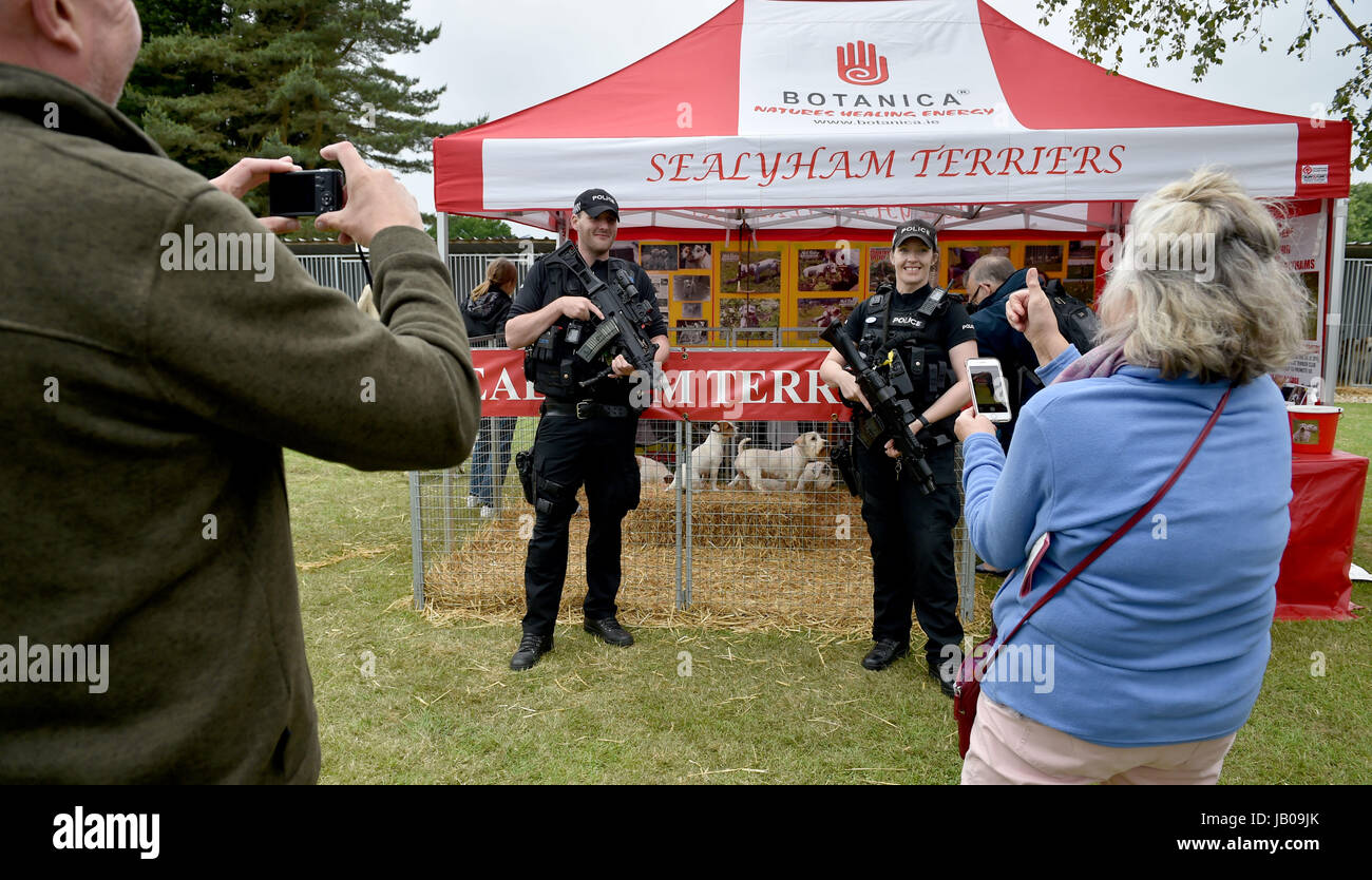 Female armed police uk hi-res stock photography and images - Alamy