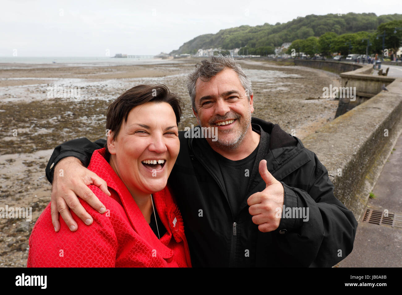 Swansea, UK. 8th June, 2017. General Election 2017. Film director and actor Kevin Allen backing candidate for Gower Tonia Antoniazzi . Gower is the UK's most marginal seat after Conservative Byron Davies won by just 27 votes in 2015. Labour ha.previously held the seat for over 100 years. Credit: Gareth Llewelyn/Alamy Live News Stock Photo