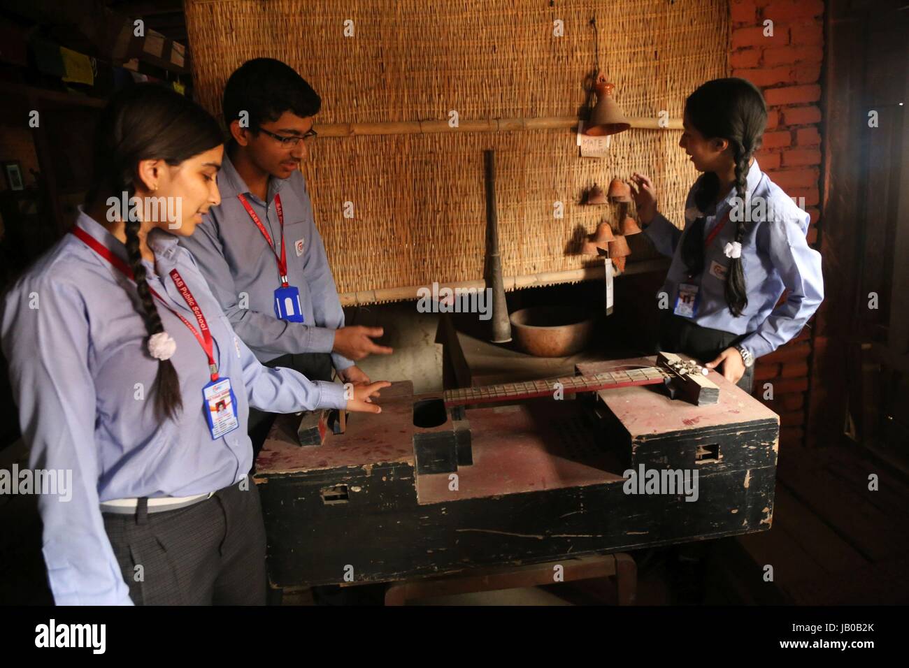 (170609) KATHMANDU, June 9, 2017 (Xinhua) Nepali students view a