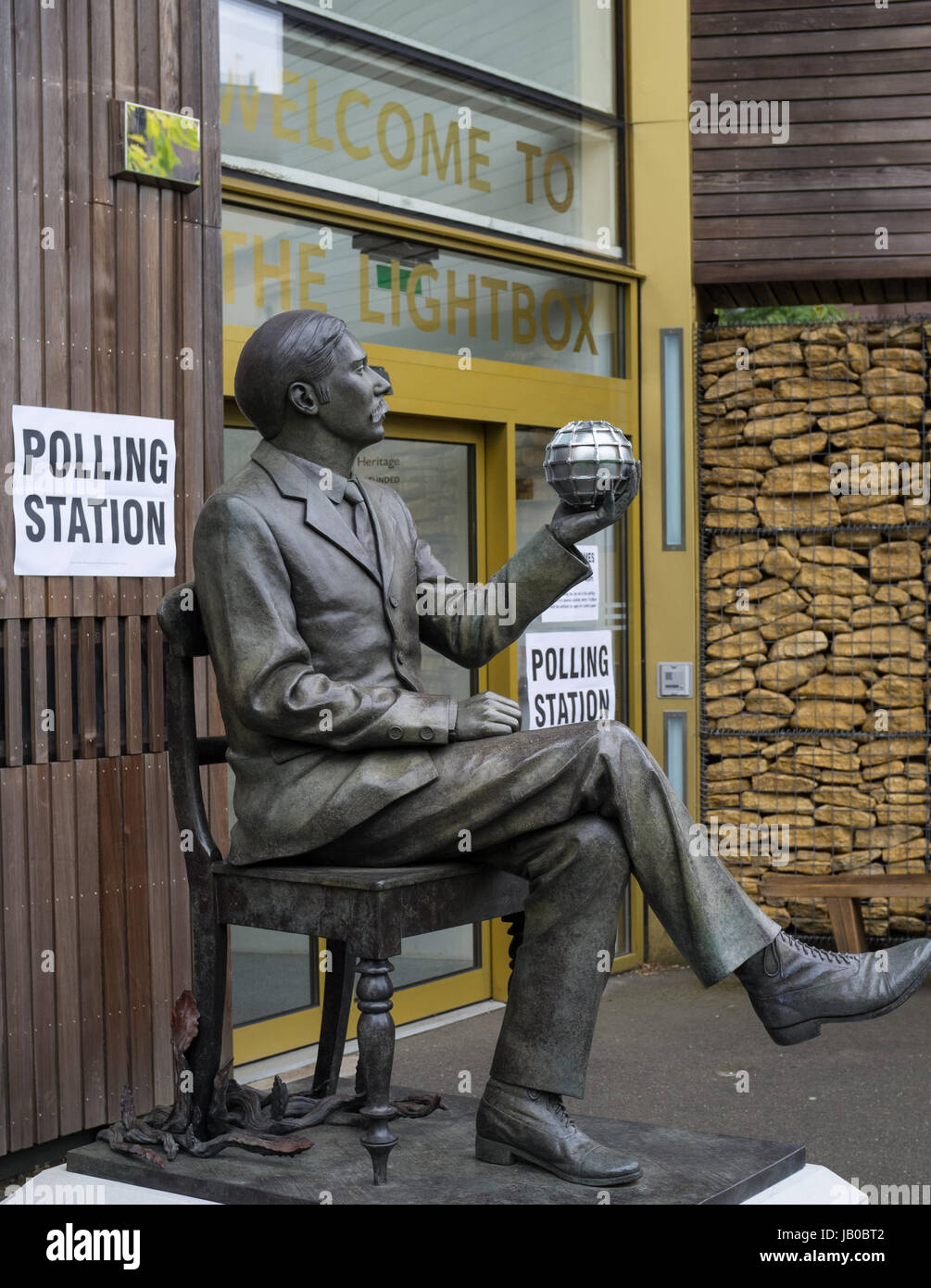 Statue of h g wells hires stock photography and images Alamy